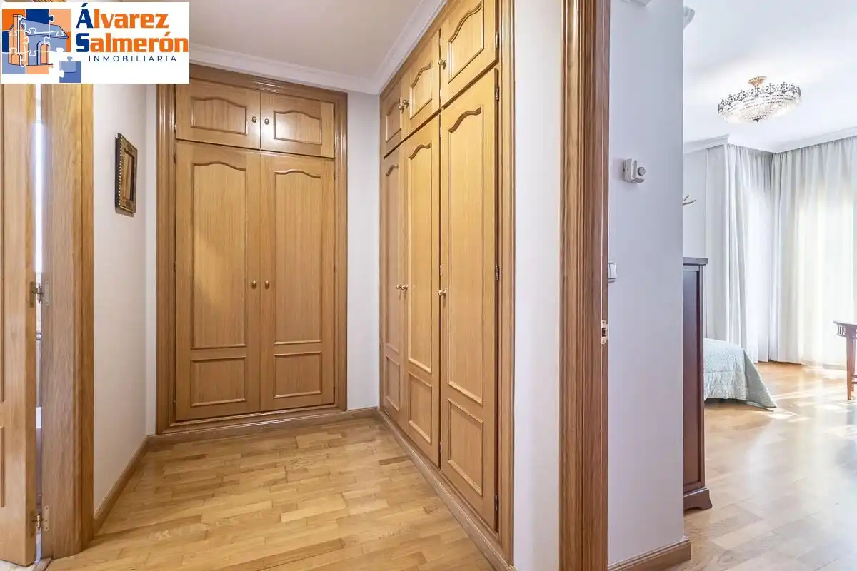 Einfamilien-Reihenhaus zum Verkauf in Granada mit Privatgarten, Terrasse und Schwimmbad