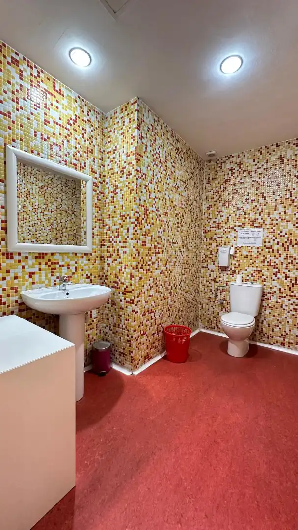 Baño de Local de alquiler en Burgos con Calefacción y Alarma