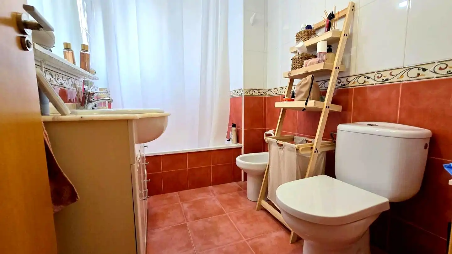 Baño de Apartamento de alquiler en Gandia con Aire acondicionado, Terraza y Piscina comunitaria
