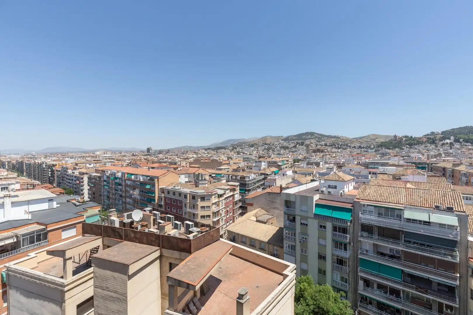 Außenansicht von Wohnung zum Verkauf in Granada mit Heizung und Balkon