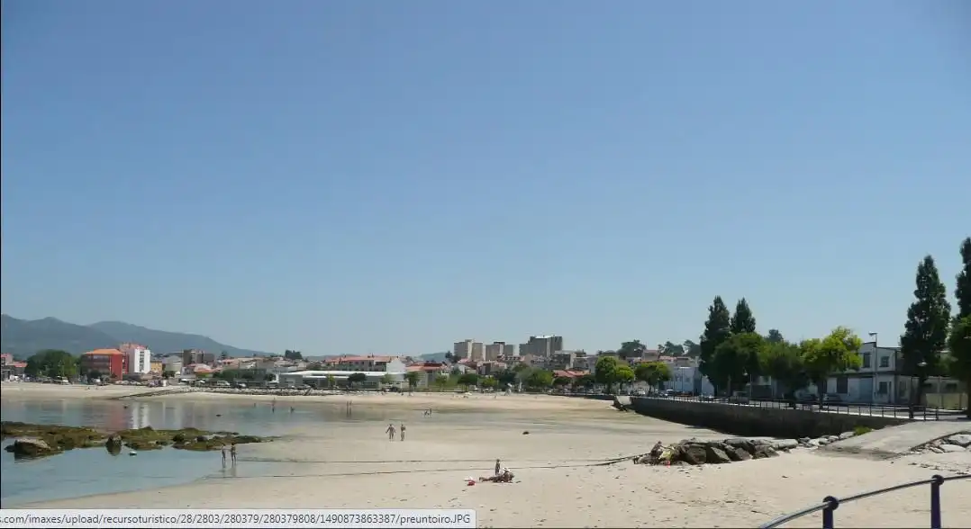 Außenansicht von Wohnung zum Verkauf in Vilagarcía de Arousa mit Parkett, Abstellraum und Ofen