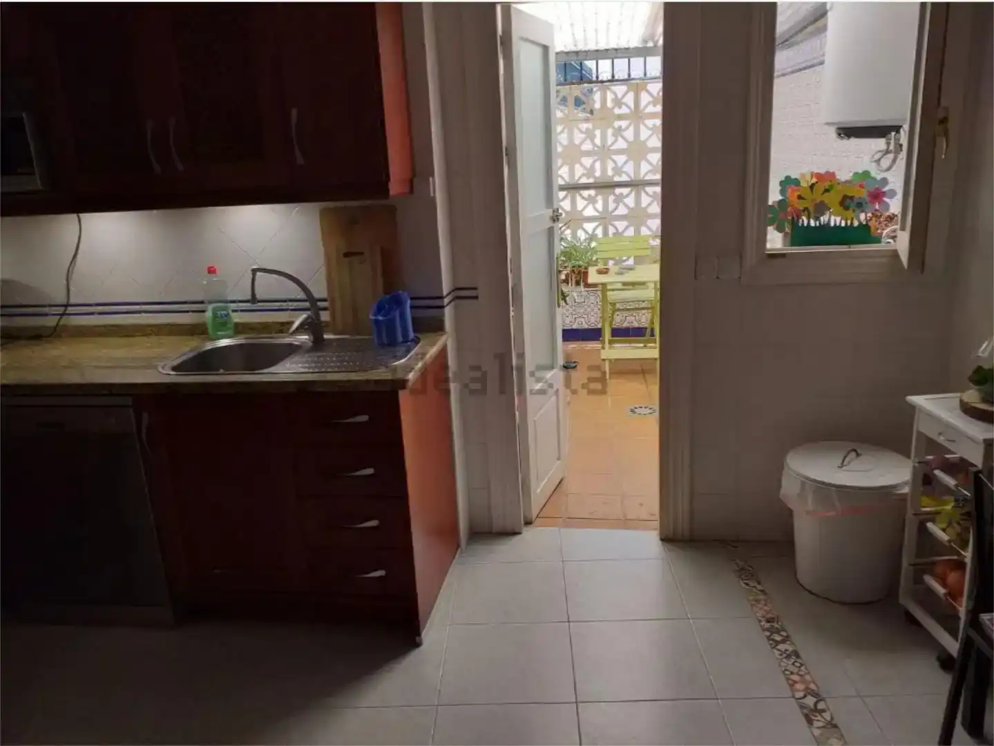 Cuina de Casa adosada per a compartir en Almería amb Moblat i Balcó