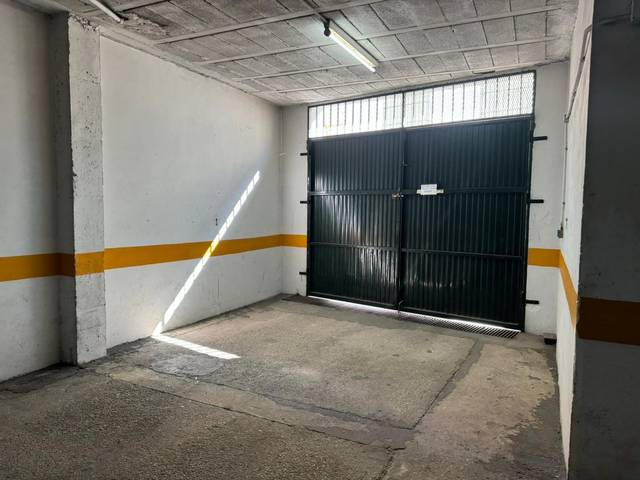 Garaje en Venta en Calle de la Almona en V Centenario - Piletas - Capuchinos