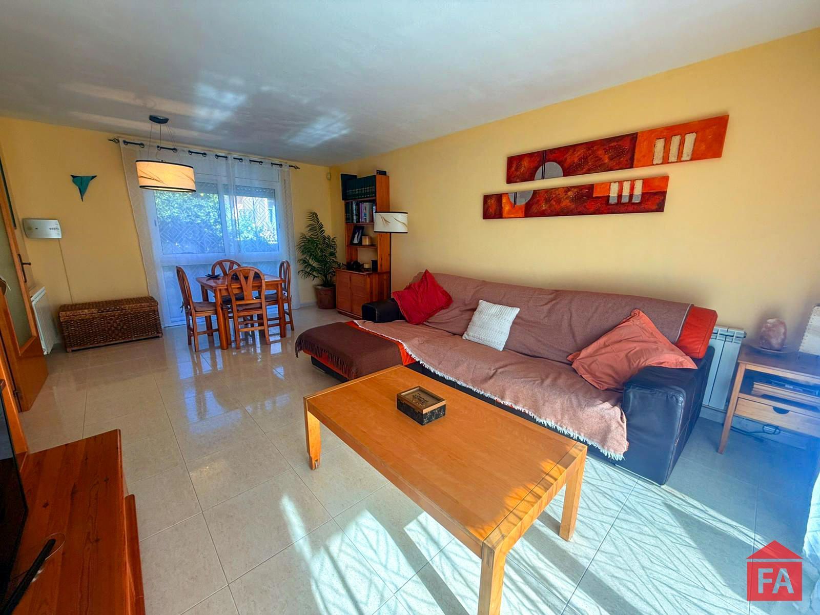 Vista exterior de Casa adosada en venta en Banyeres del Penedès con Calefacción, Terraza y Balcón