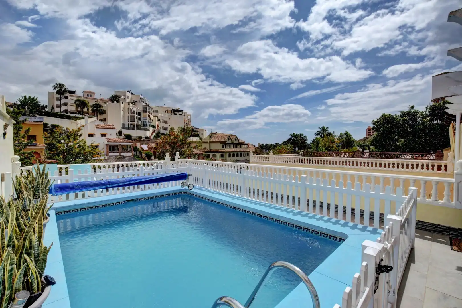 Schwimmbecken von Einfamilien-Reihenhaus zum Verkauf in Benalmádena mit Klimaanlage, Heizung und Privatgarten