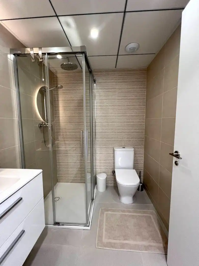 Baño de Apartamento en venta en Torrevieja con Calefacción, Terraza y Amueblado