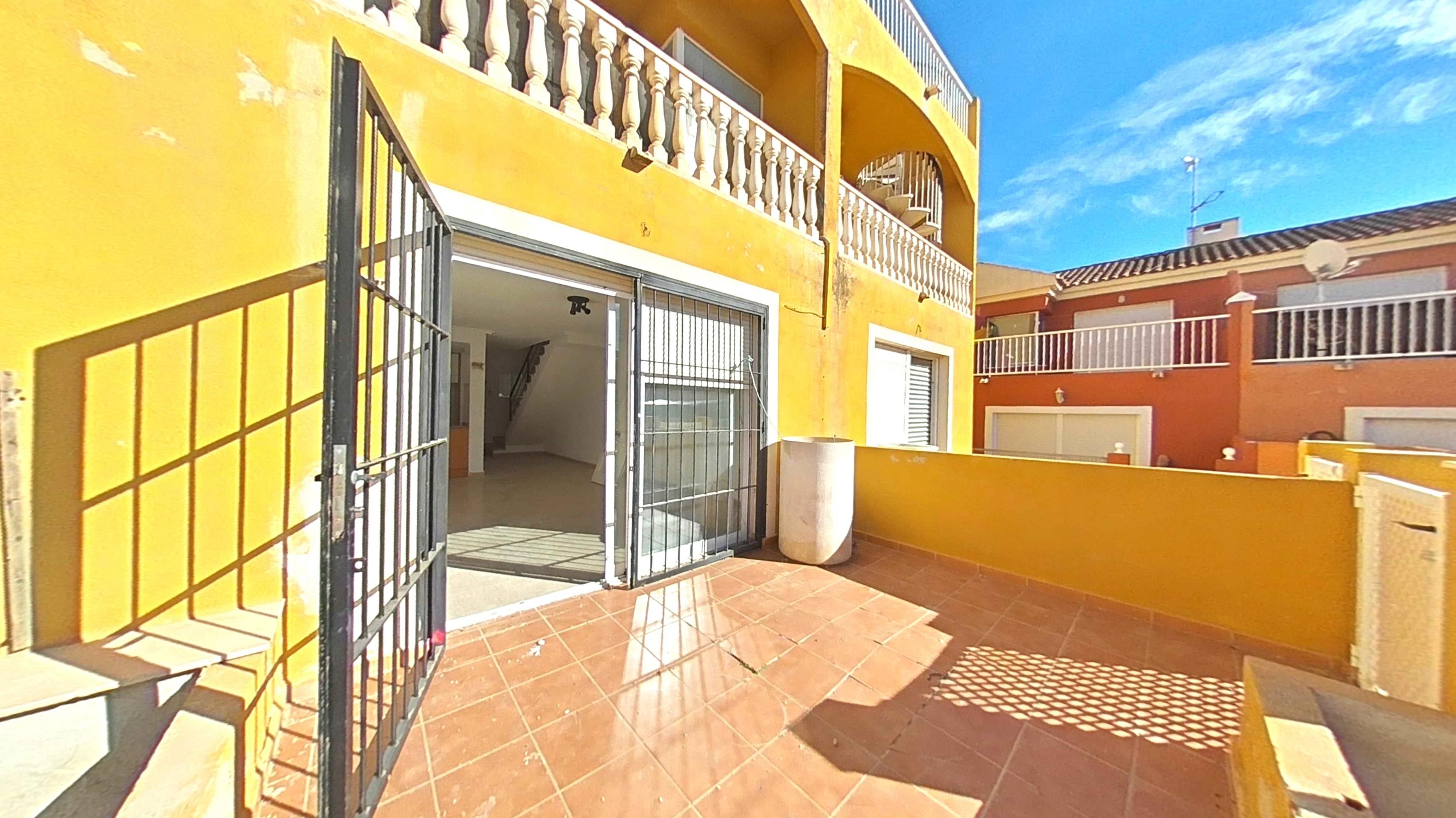 Vista exterior de Casa adosada en venda en Torre-Pacheco amb Aire condicionat, Terrassa i Piscina