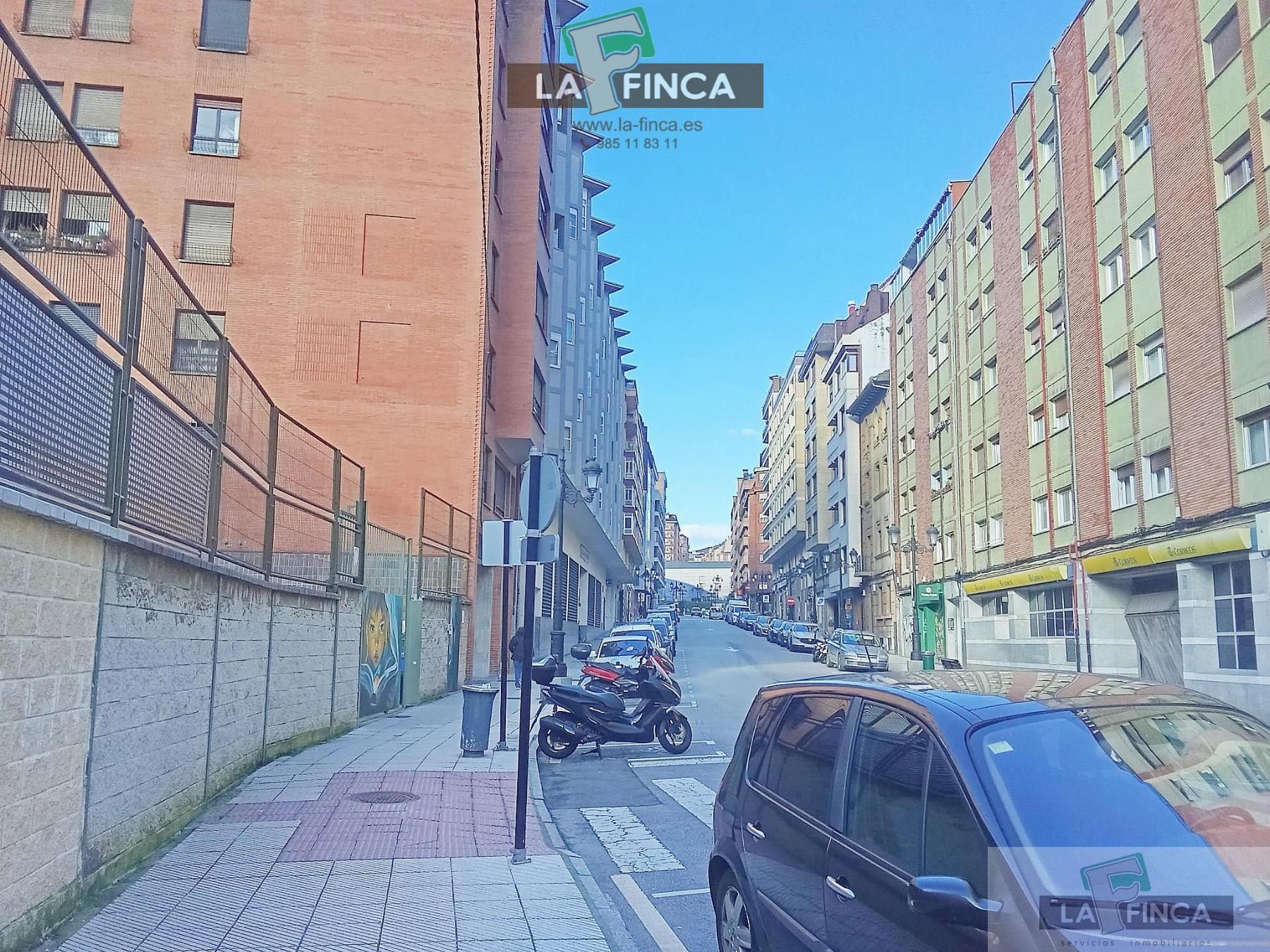 Vista exterior de Piso en venta en Oviedo  con Calefacción y Parquet