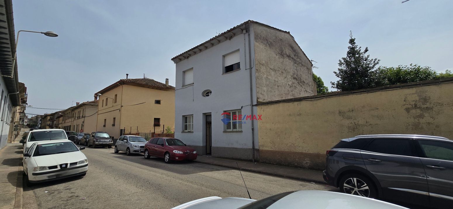 Vista exterior de Casa adosada en venda en Olot amb Calefacció, Jardí privat i Terrassa