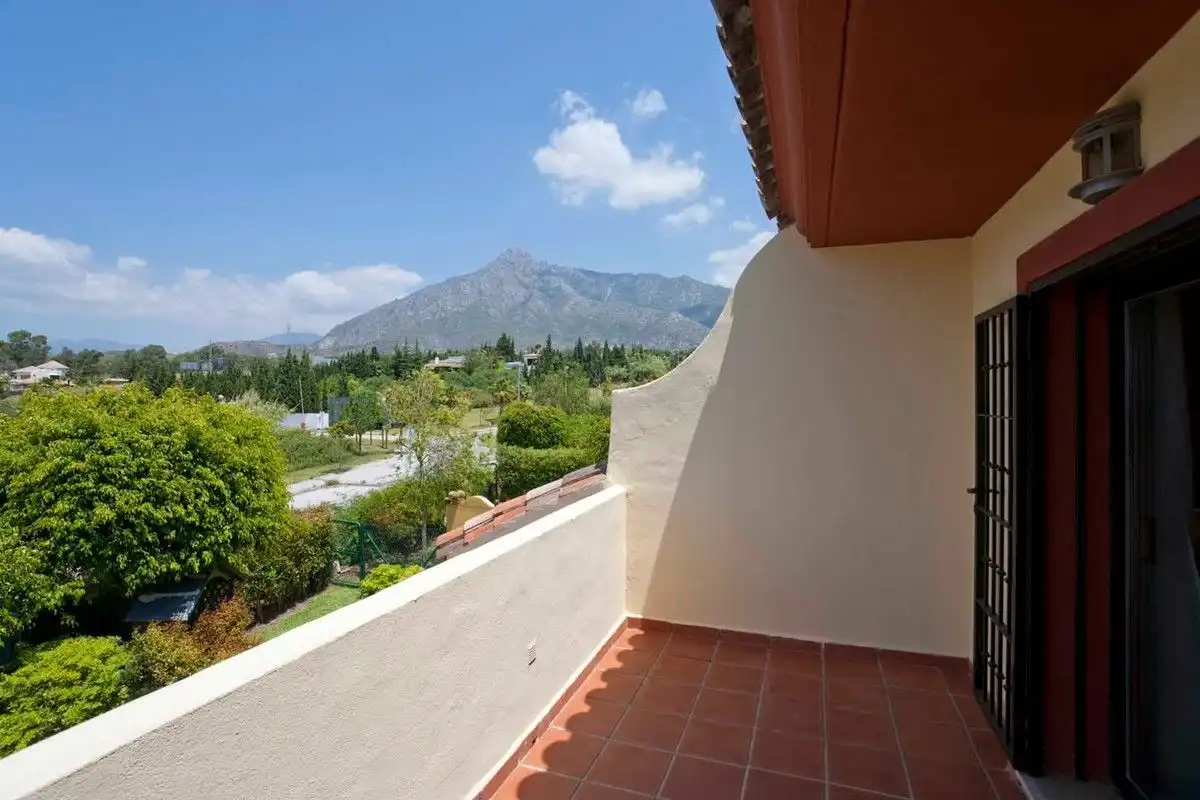 Vista exterior de Casa o xalet de lloguer en Marbella amb Aire condicionat, Jardí privat i Terrassa