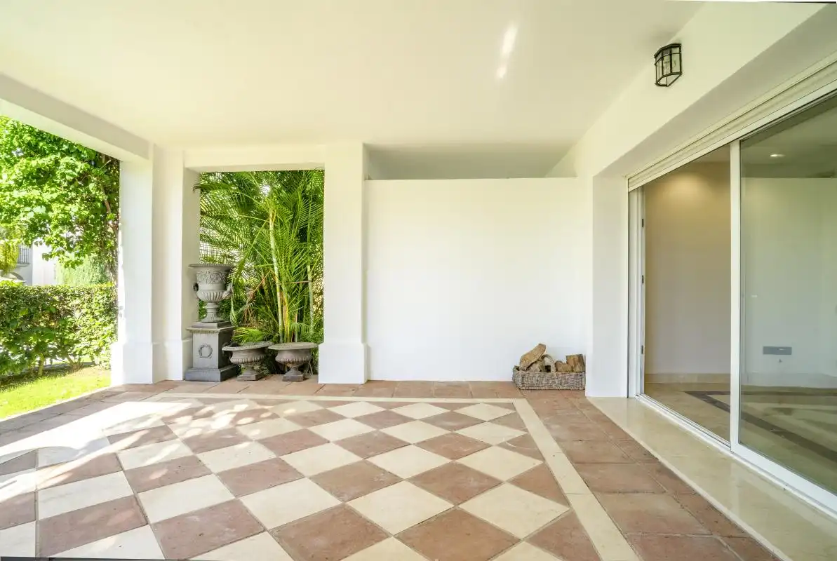 Erdgeschoss zum Verkauf in Marbella mit Klimaanlage, Heizung und Privatgarten