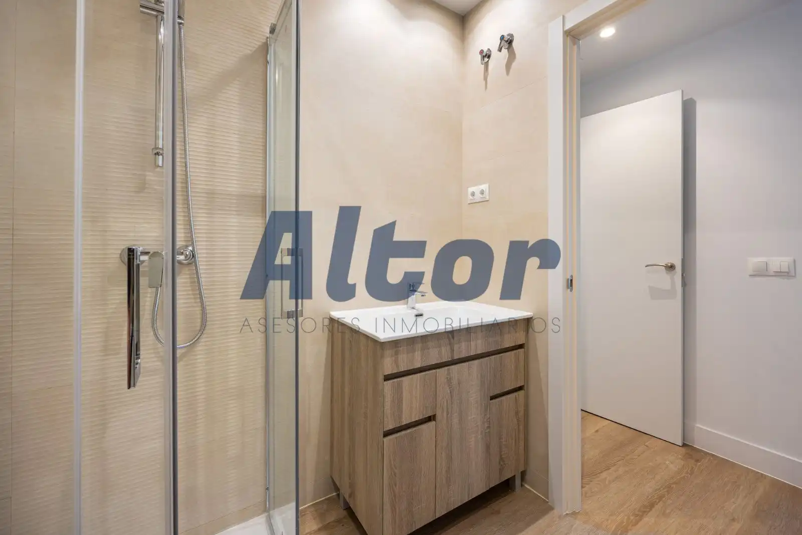 Bathroom of Flat for sale in Madrid  with Air Conditioner and Heating