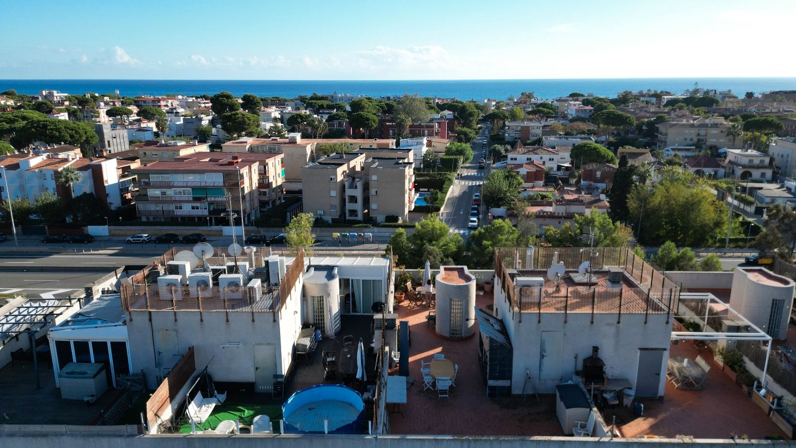Vista exterior de Àtic en venda en Castelldefels amb Aire condicionat, Terrassa i Moblat
