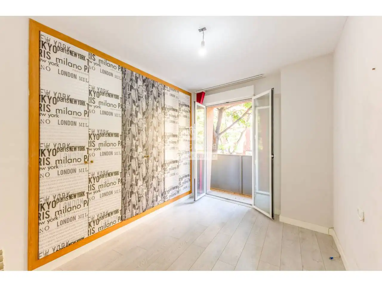 Bedroom of Flat for sale in Valencia  with Heating, Parquet flooring and Balcony