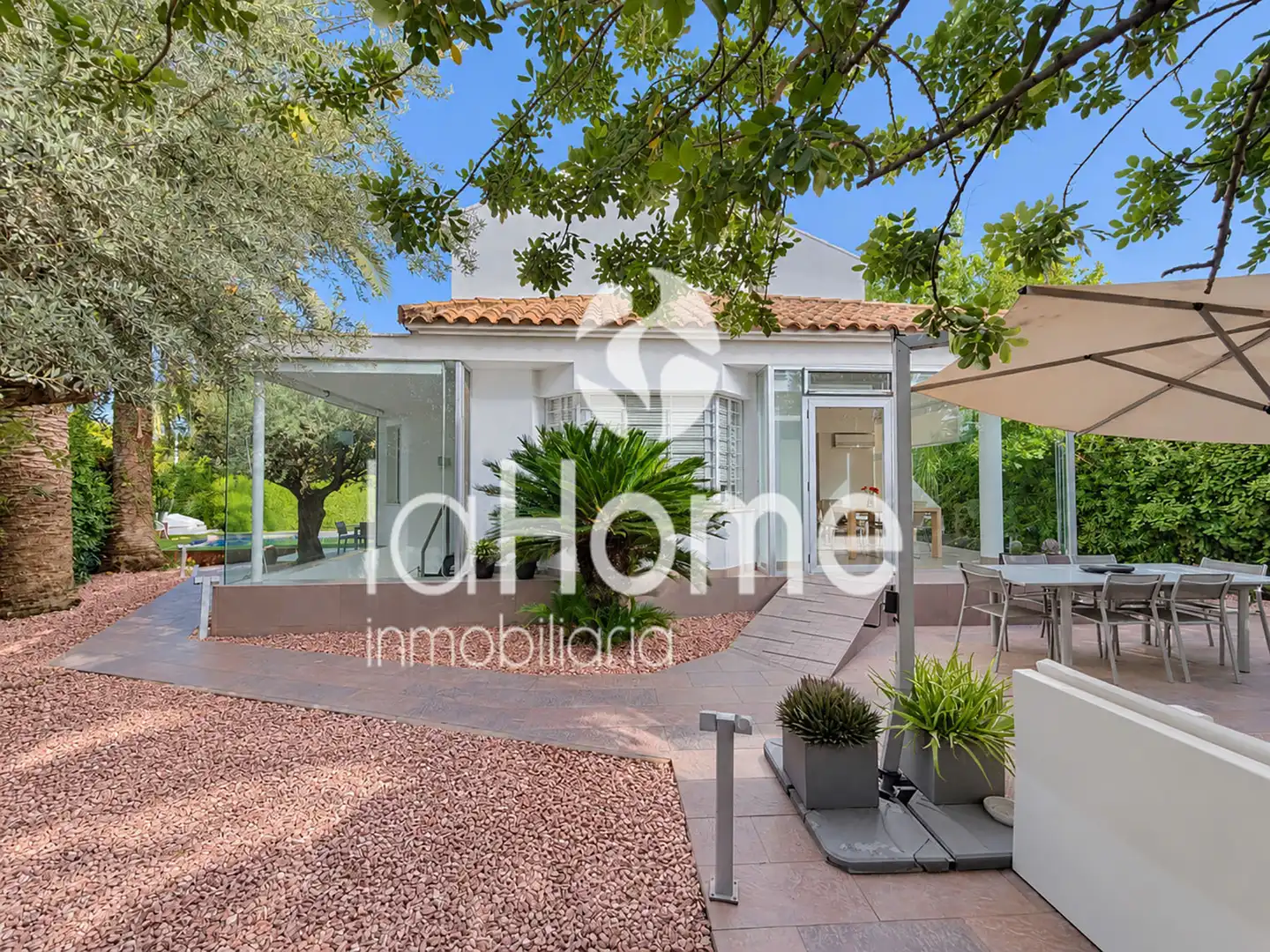 Vista exterior de Casa o xalet en venda en L'Eliana amb Aire condicionat, Calefacció i Jardí privat