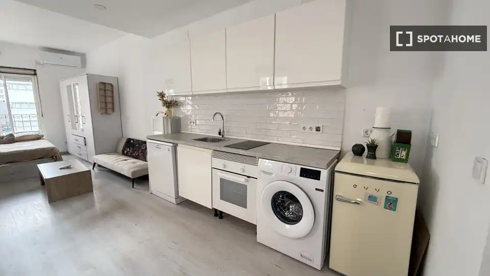 Cuina de Estudi per a compartir en Madrid amb Aire condicionat, Terrassa i Moblat