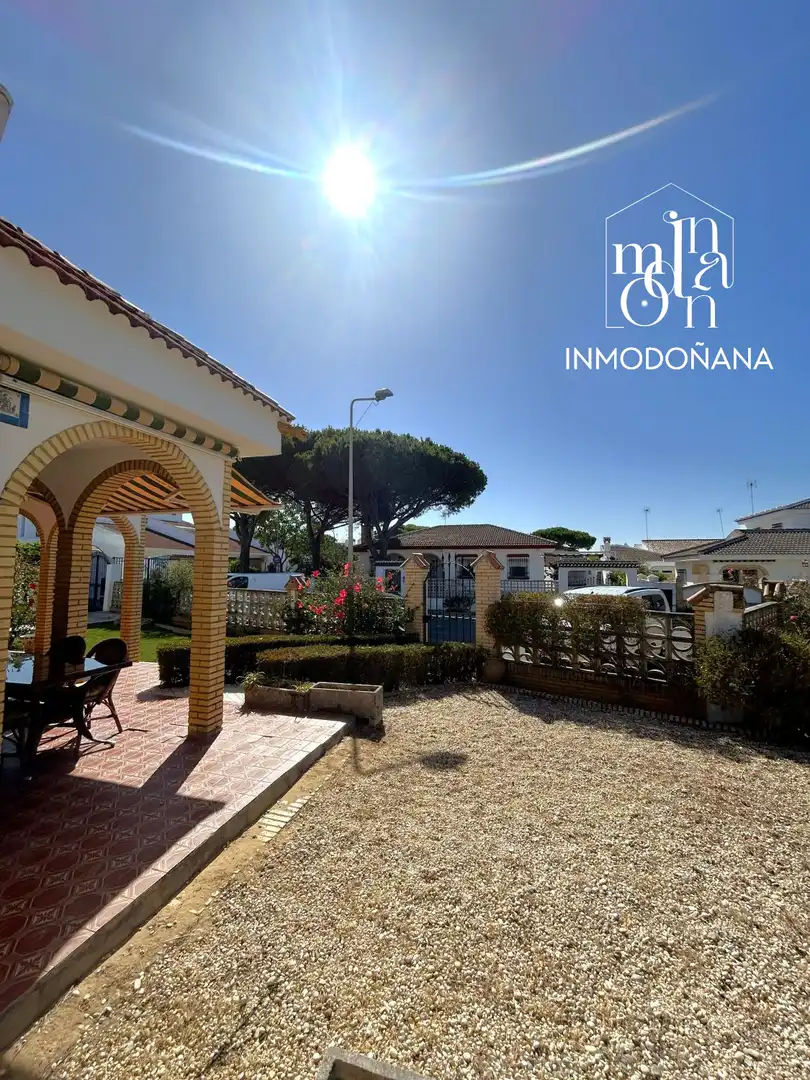 Vista exterior de Casa o xalet en venda en Almonte amb Jardí privat, Terrassa i Moblat