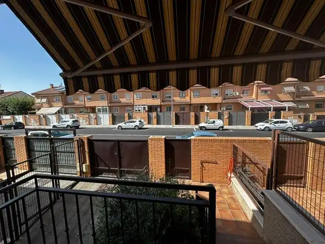 Vista exterior de Casa adosada en venda en Valdemoro amb Aire condicionat, Calefacció i Terrassa