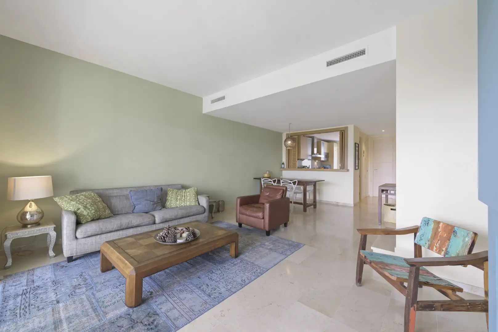 Wohnzimmer von Einfamilien-Reihenhaus zum Verkauf in Mijas mit Klimaanlage, Privatgarten und Terrasse