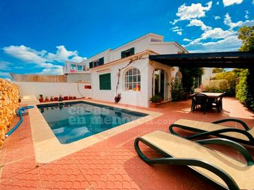 Casa con piscina en venta en Cala Blanca