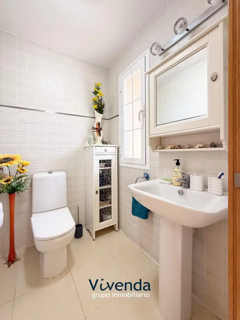 Baño de Casa adosada en venta en Cedillo del Condado con Calefacción, Terraza y Trastero