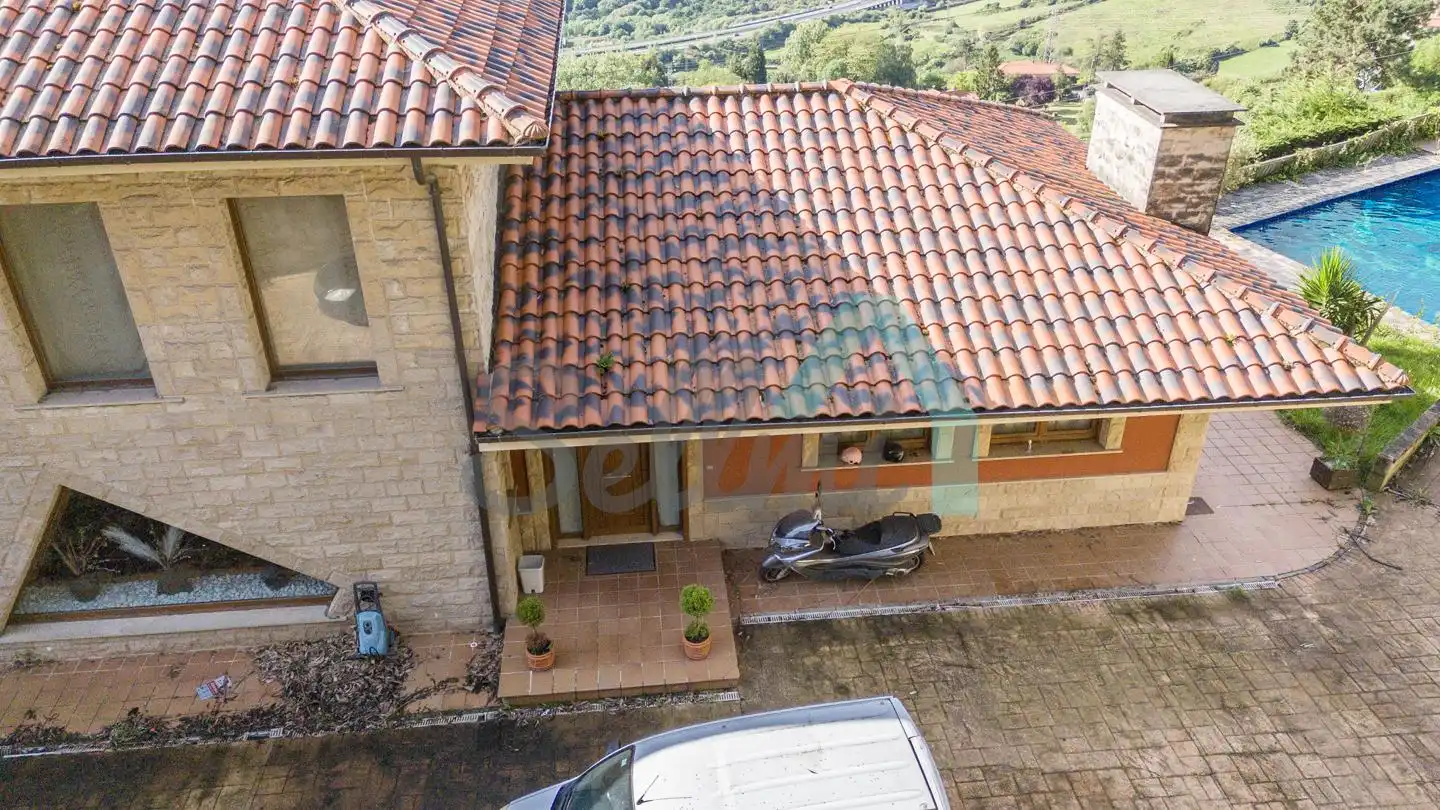 Vista exterior de Casa o chalet en venta en Oviedo  con Calefacción, Jardín privado y Parquet