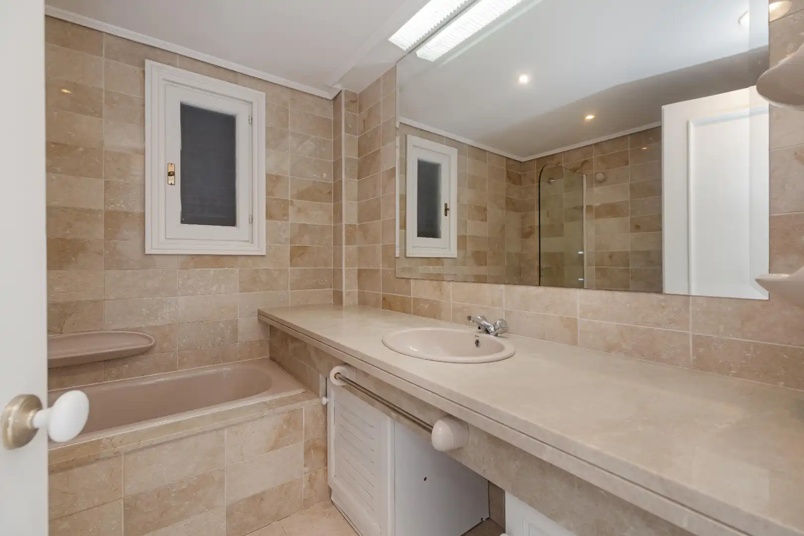 Baño de Piso en venta en Marbella con Terraza, Trastero y Balcón