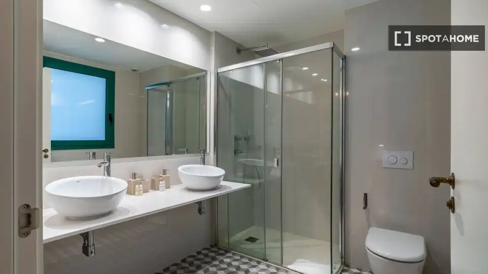 Baño de Piso de alquiler en Barcelona con Aire acondicionado, Calefacción y Amueblado