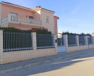 Exterior view of House or chalet for sale in Manzanares  with Terrace, Swimming Pool and Balcony