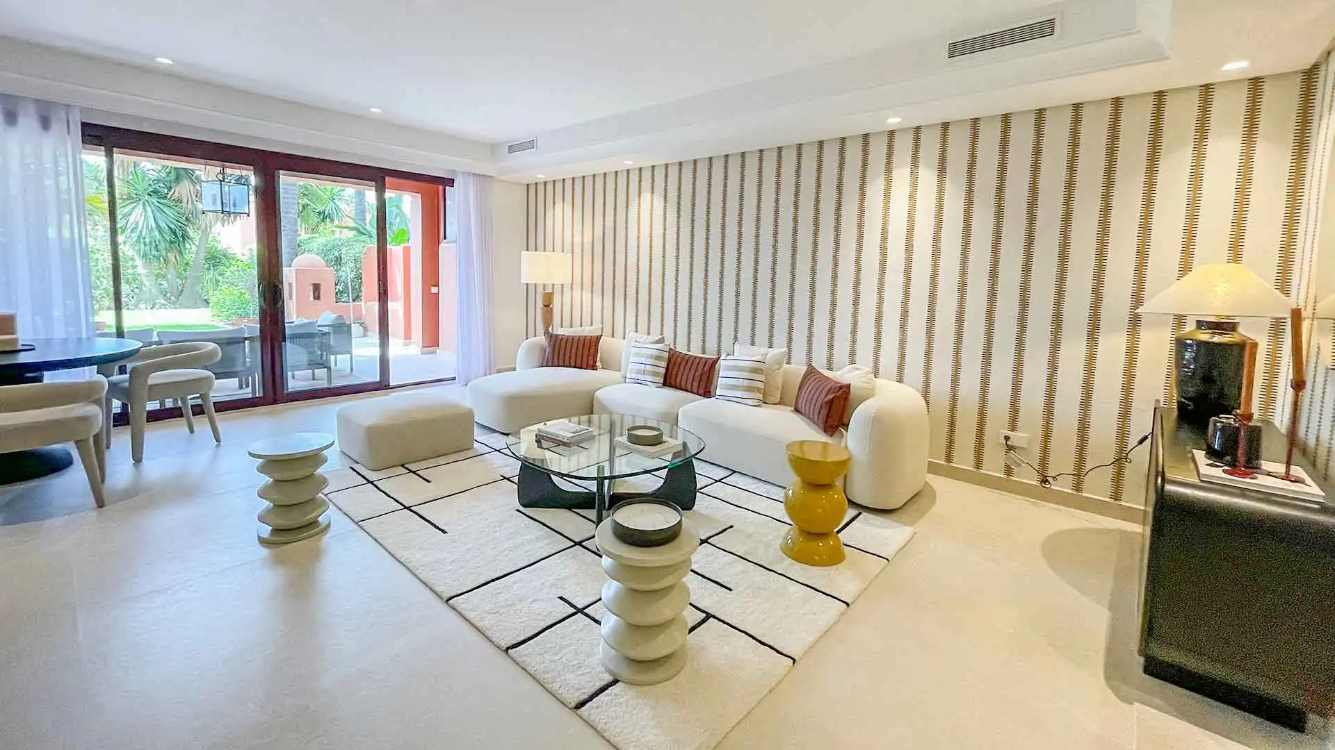 Sala d'estar de Casa adosada de lloguer en Marbella amb Aire condicionat, Terrassa i Traster