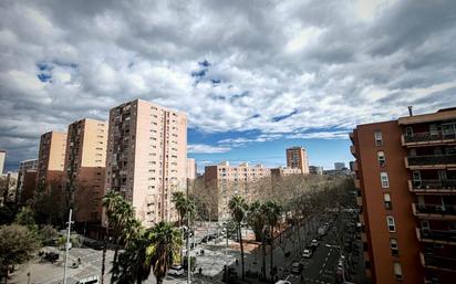 Exterior view of Flat for sale in  Barcelona Capital  with Balcony and Alarm