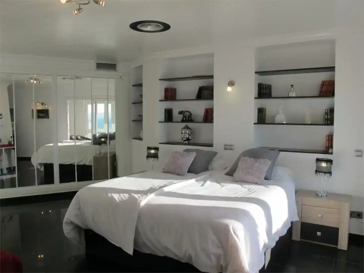 Schlafzimmer von Dachboden zum Verkauf in Torrox mit Klimaanlage und Schwimmbad