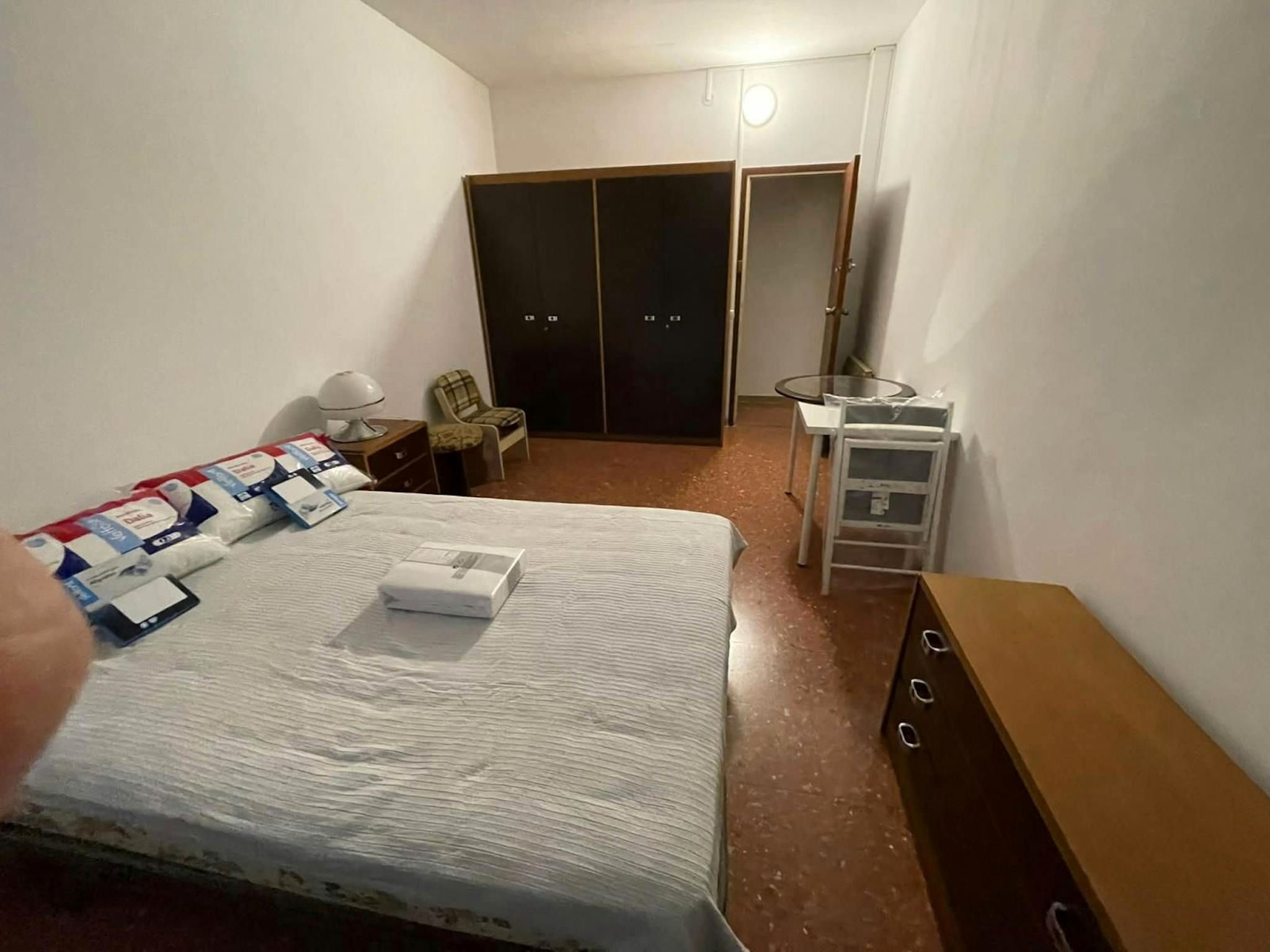 Bedroom of Flat to share in  Barcelona Capital  with Air Conditioner, Heating and Washing machine