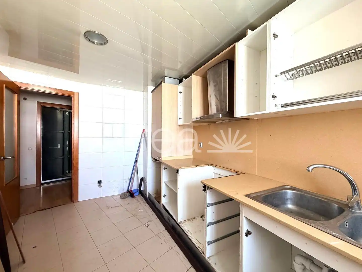 Cocina de Piso en venta en Mataró con Jardín privado, Balcón y Piscina comunitaria