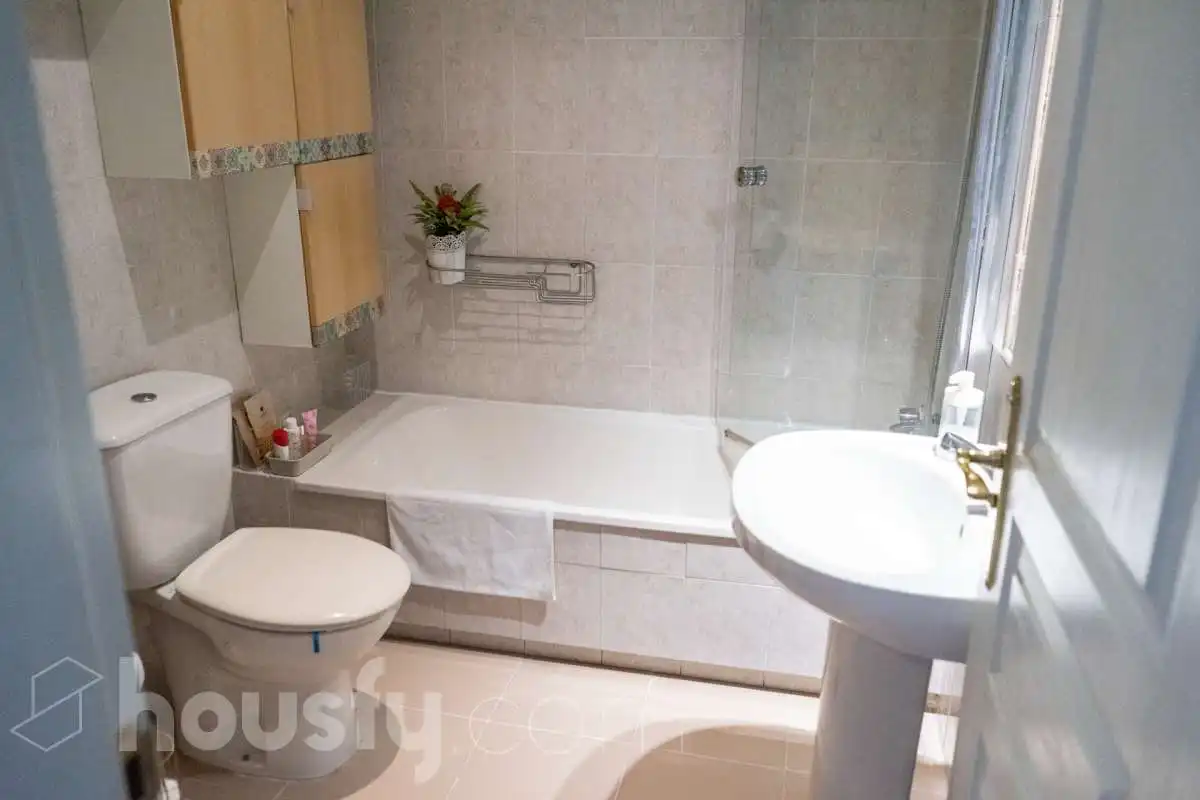 Badezimmer von Wohnung zur Miete in Sevilla mit Klimaanlage, Heizung und Terrasse