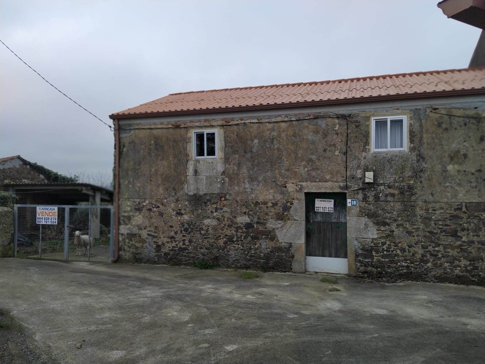 Vista exterior de Casa o xalet en venda en Carballo amb Jardí privat i Traster