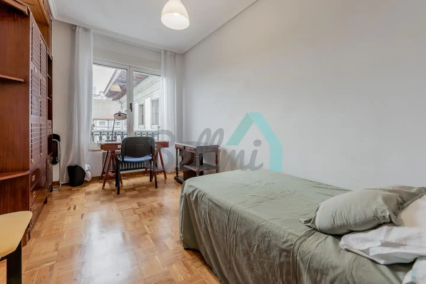 Bedroom of Flat for share in Oviedo   with Heating, Parquet flooring and Furnished
