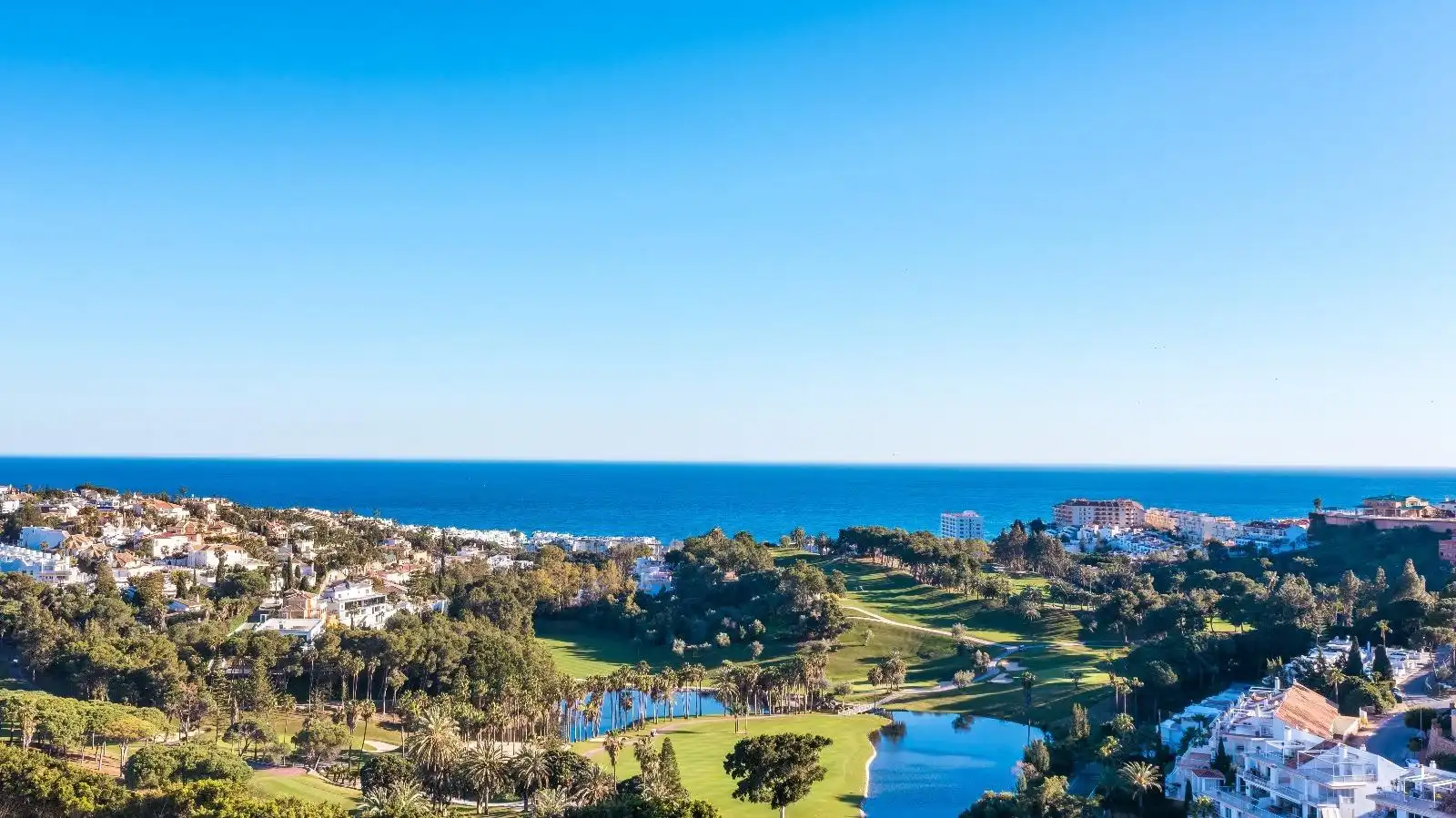 Vista exterior de Àtic en venda en Benalmádena amb Aire condicionat, Calefacció i Jardí privat