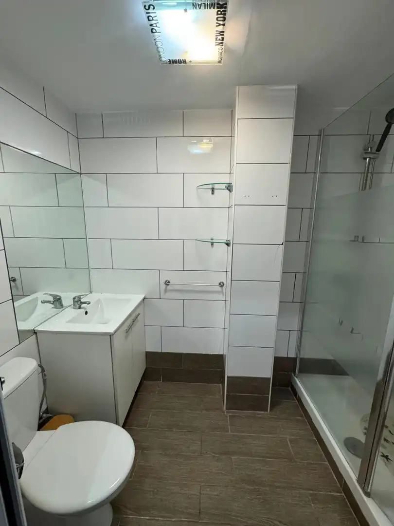 Badezimmer von Erdgeschoss zur Miete in Barcelona mit Klimaanlage