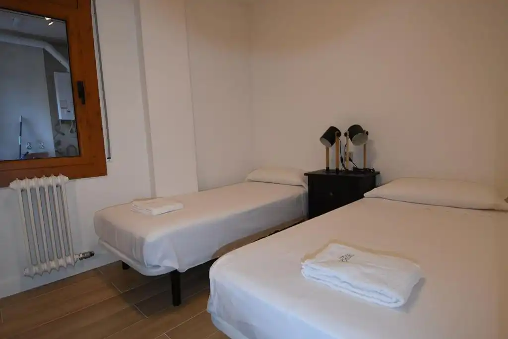 Dormitori de Pis de lloguer en Girona amb Aire condicionat, Calefacció i Terrassa