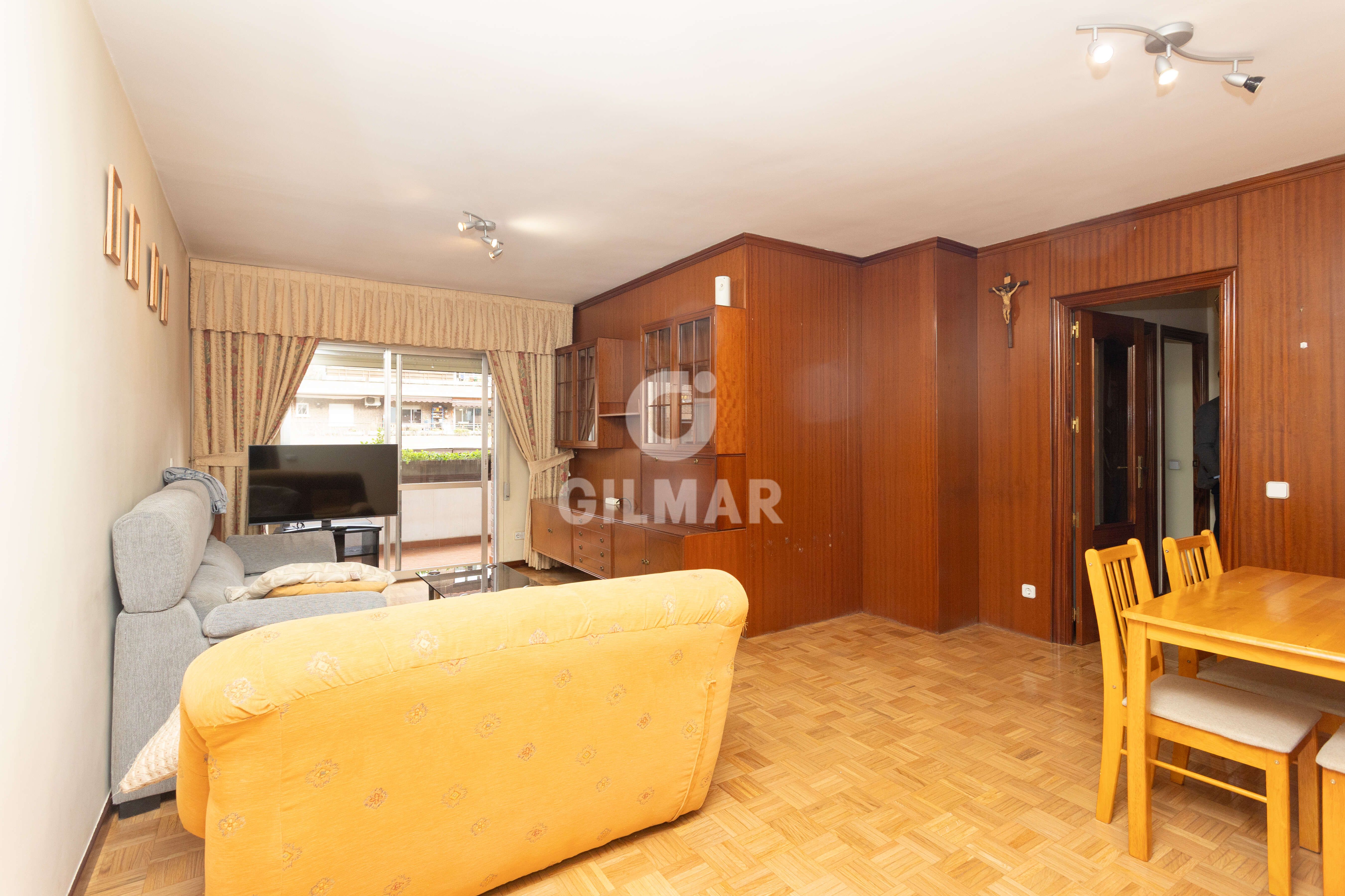 Sala d'estar de Pis en venda en  Madrid Capital amb Calefacció, Jardí privat i Balcó