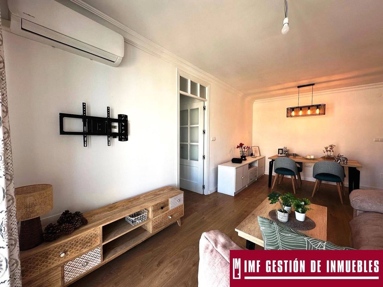 Living room of Flat for sale in Vélez-Málaga  with Air Conditioner, Terrace and Furnished