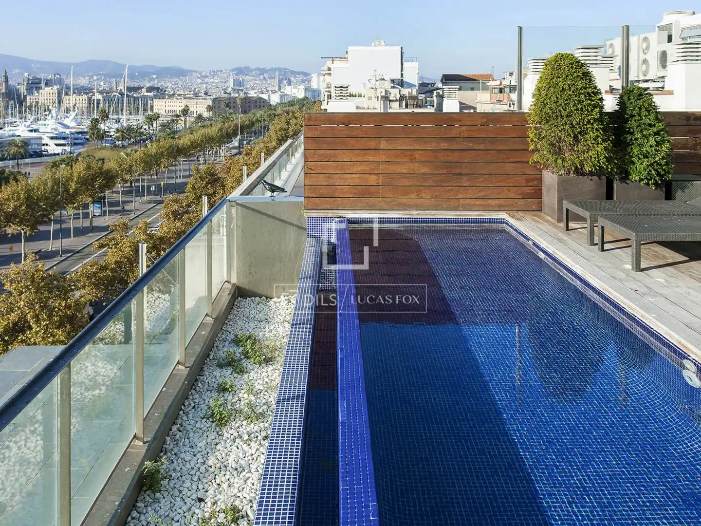 Swimming pool of Attic for sale in Barcelona  with Air Conditioner, Parquet flooring and Terrace