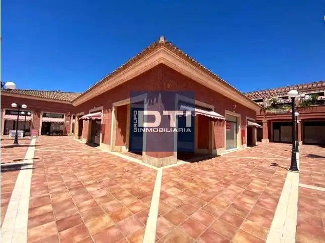 Local comercial en venta en Paseo del Golf 11