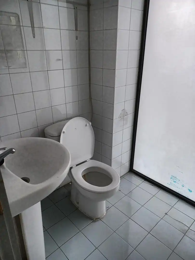 Badezimmer von Büro zum Verkauf in Montefrío