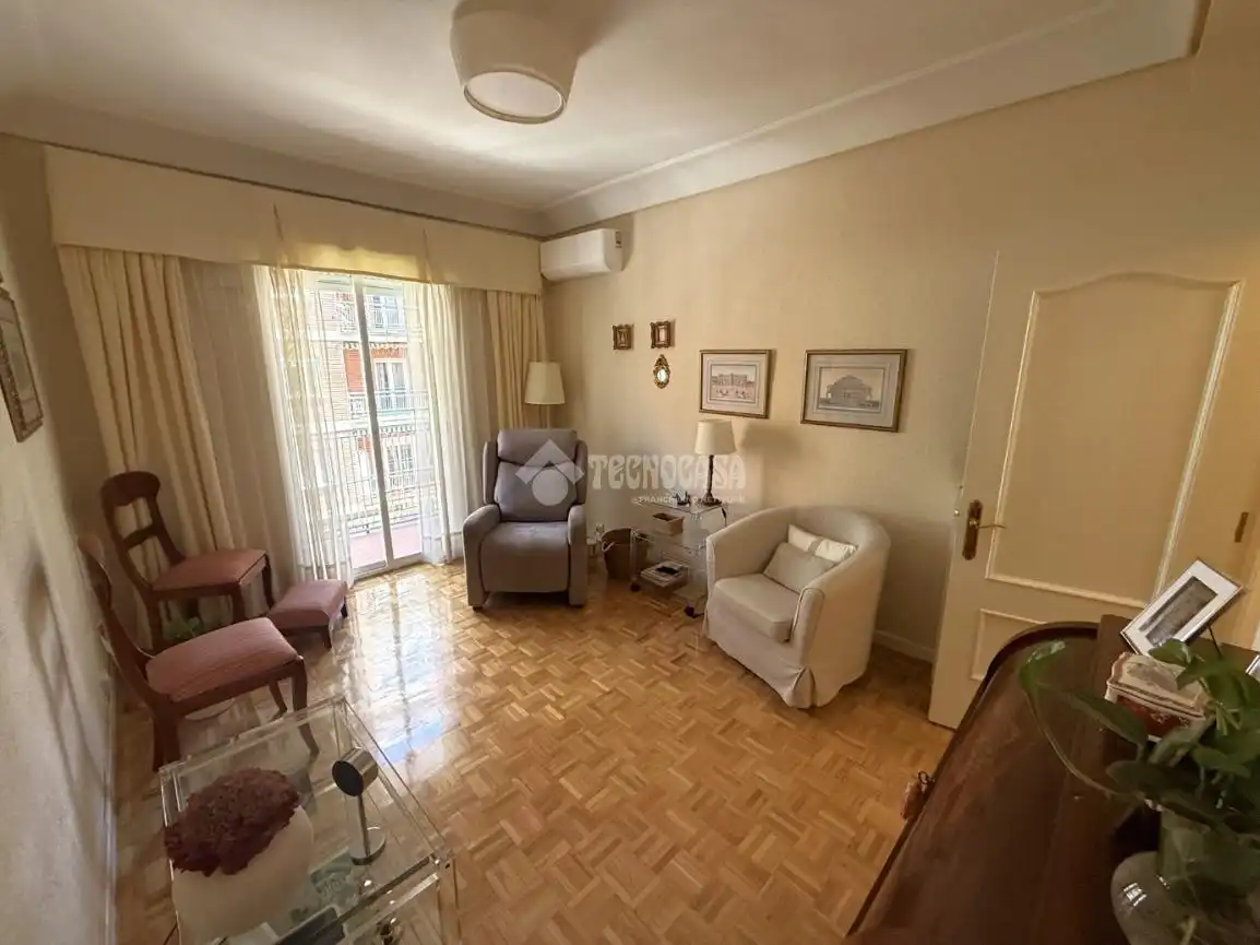 Sala d'estar de Pis en venda en Madrid