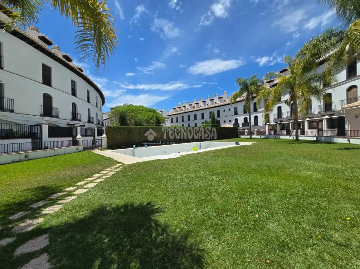 Vista exterior de Piso en venta en Vélez de Benaudalla con Aire acondicionado, Terraza y Piscina comunitaria