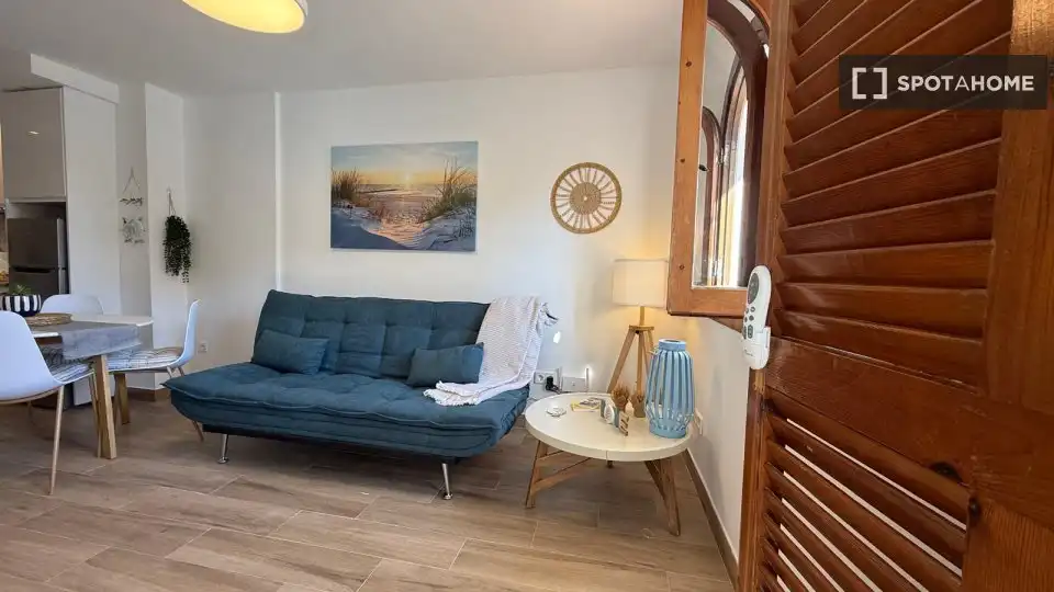 Sala d'estar de Apartament per a compartir en La Manga del Mar Menor amb Aire condicionat, Terrassa i Moblat