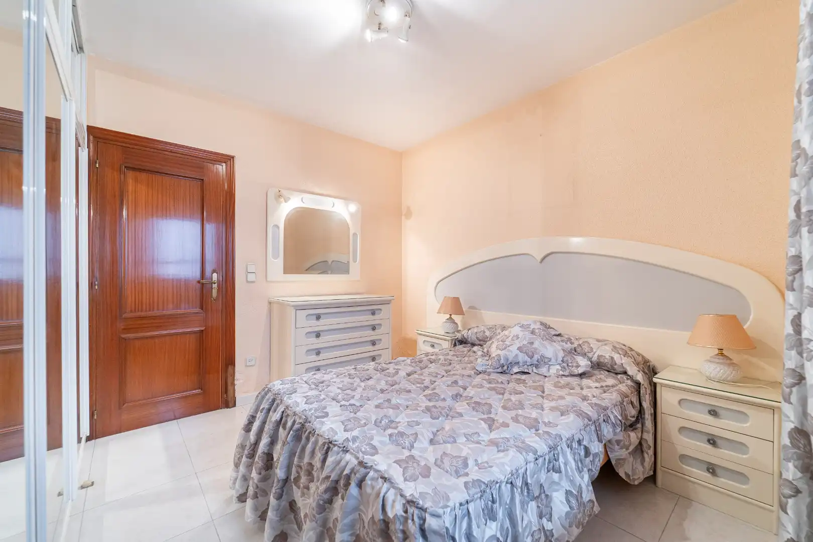 Habitación de Piso en venta en Madrid con Calefacción, Jardín privado y Internet