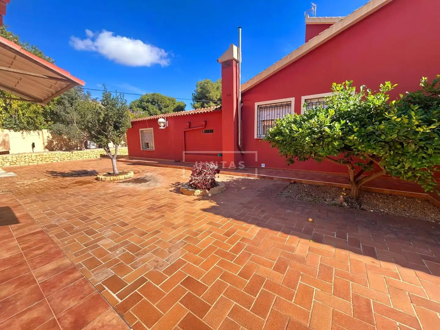 Vista exterior de Casa o xalet en venda en Alicante / Alacant amb Aire condicionat, Jardí privat i Terrassa